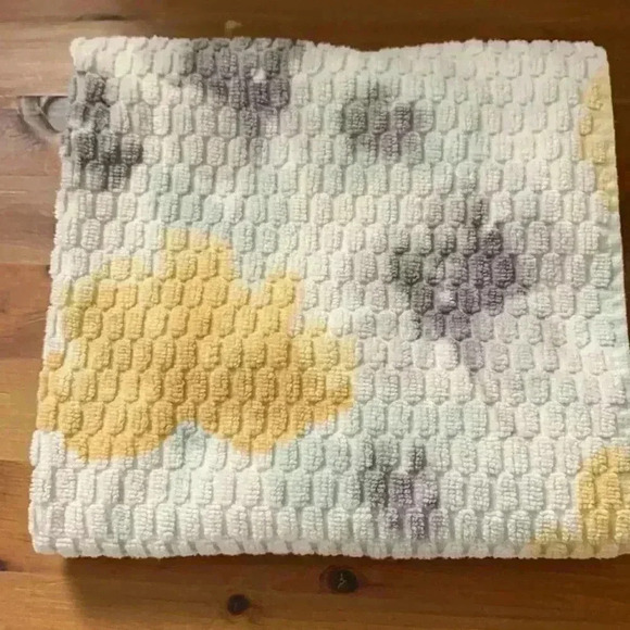 Set of two hand towels, 18”  W 25” L - Picture 2 of 2